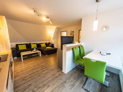 Wohn- und Esszimmer mit offenen Küchenbereich - 