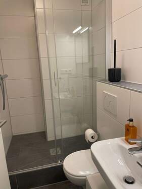 Bad mit Dusche - 