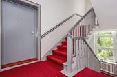 Treppenhaus mit Eingangstür - 3 Zimmer Etagenwohnung in Berlin