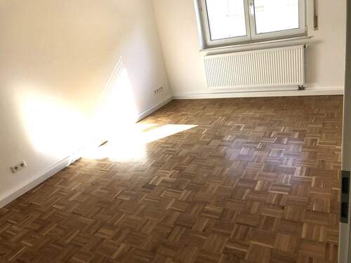 Wohnzimmer - Nähe Wöhrder See und TH - Schöne 2-ZW, EBK in 90489 Nürnberg