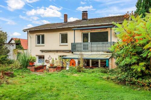 Außenansicht (Gartenseite) - Modernisiert, großzügig, einzugsbereit - Ihr ideales Mehrgenerationenhaus in Lage!