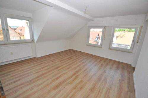 Wohnen - Öhningen: 3½ Dachgeschoss-Wohnung mit EBK- ohne Balkon - sofort frei