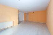 Großer, heller Wohn-Essbereich mit Zugang zur Terrasse - 2 Zimmer Etagenwohnung in Langenzenn
