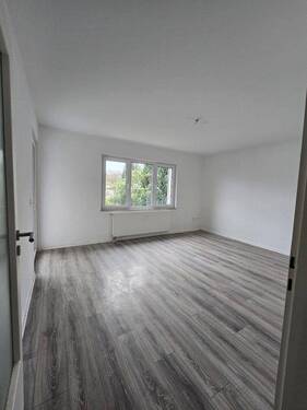 Wohnzimmer - Schön geschnittene 2 Zimmer Wohnung mit Balkon