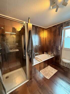 Tageslicht Bad mit Badewanne - 