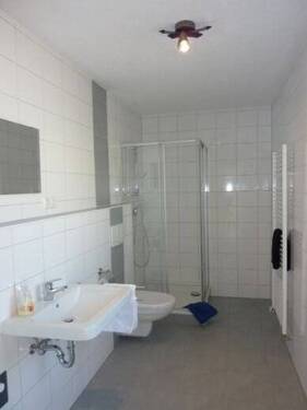 Das große Bad mit Dusche - 