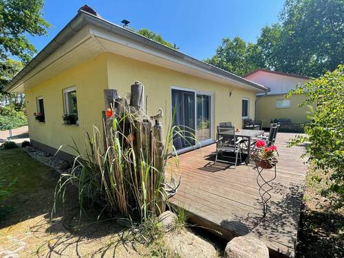 Terrasse - Ein Traum im Bungalowstil mit zusätzlichem separatem Gästehaus eingebettet zwischen dem Bodden und dem Wald