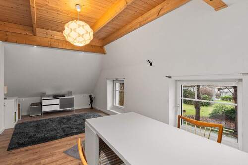 Zimmer 1 (15,49m²): Flexibel nutzbares Wohn-, Schlaf-, Kinder-, Hobby- oder Arbeitszimmer. - 