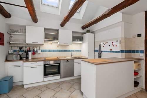 ... und offener Küche mit komplett ausgestatteter Einbauküche. - Einfamilienhaus mit 241,10 m&sup2; in Bremen zum Kaufen