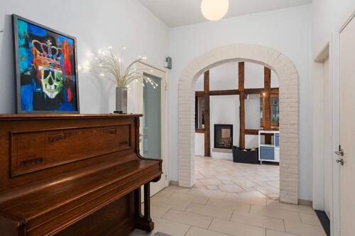 Flurbereich neben der Eingangsdiele, von dem drei Wohn- und Schlafzimmer, ein Bad und der HWR abgehen. - 