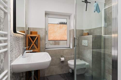 Tageslichtbad (5,87m²) mit verglaster Eckdusche und Handtuchheizung. - 