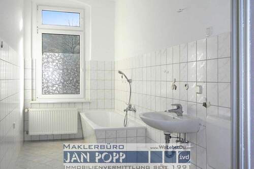 Tageslichtbad mit Wanne und Duschkabine - 