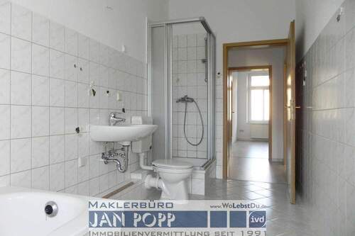 Tageslichtbad mit Wanne und Duschkabine - 