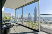 Ausblick von der Loggia - Ihr neuer Logenplatz in den Wolken - Towerlife - Möblierte 3 Zimmer Wohnung mit Skyline Blick
