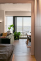 Blick aus dem Schlafzimmer in den Wohnbereich - 