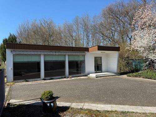 Nebengebäude mit Ausstellungsraum/Atelier - 