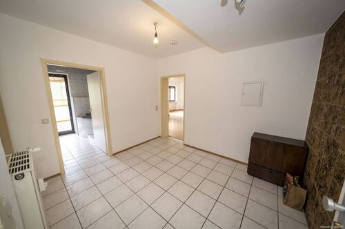 Diele - 3 Zimmer Etagenwohnung zum Kaufen in Saarbrücken