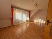 Wohnzimmer mit Balkon Wohnung DG - 