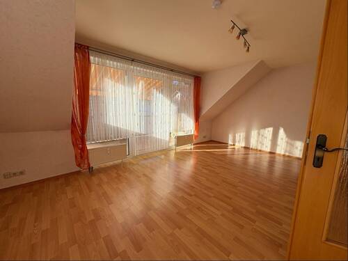 Wohnzimmer mit Balkon Wohnung DG - 