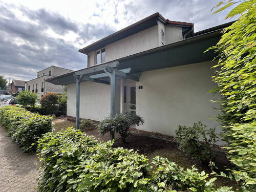 Rückwärtige Ansicht - Helle Erdgeschosswohnung mit überdachtem Eingang, Terrasse und Stellplatz