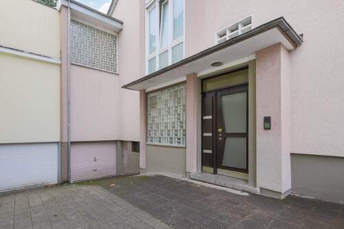 Hauseingang und Zufahrt Garage - 1 Zimmer Mehrfamilienhaus, Wohnhaus in Karlsruhe