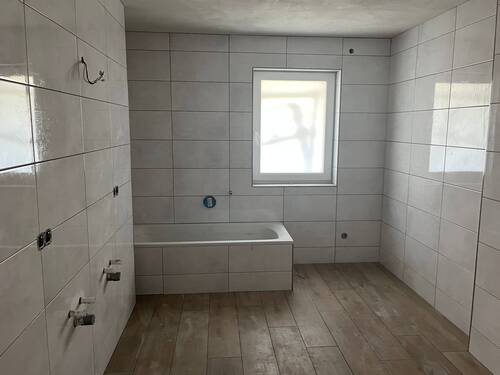 Bad mit Wanne und Dusche - 