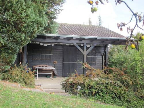 Blockhaus mit Terrasse, Markise und Unterkellerung - Schönes Freizeitgrundstück: Natur, Ruhe, Aussicht, Blockhaus mit Unterkellerung, WC, Du, Werkstatt, Brunnen, Stellplatz, Strom, Baumbestand
