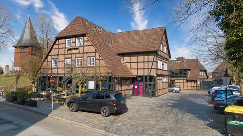 Eingangsseite Hotel - Einmaliges Gebäude-Ensemble in historischen Zentrum von Hittfeld