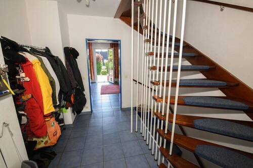 Flur und Treppe ins 1.OG - 4 Zimmer Reihenendhaus zum Kaufen in Wiesbaden