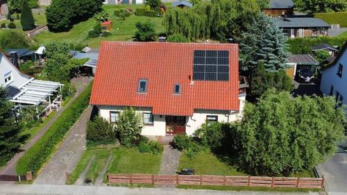Luftaufnahme - Zwei Wohneinheiten, viele Möglichkeiten - Gepflegtes Zweifamilienhaus mit großem Garten in Schönermark