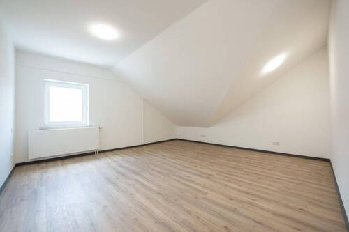 Bild 1 - Frisch renovierte 4-Zimmer-Dachgeschosswohnung mit ca. 129 m² Wohnfläche