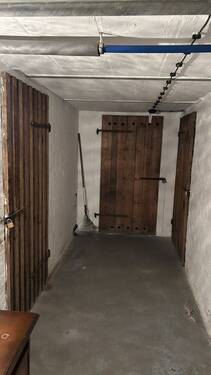 Kellergang mit zugeordneten Kellerräumen - 