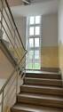 Blick in ein sauberes und gepflegtes Treppenhaus - 