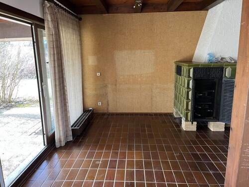 Essdiele mit Ausgang zur Terrasse und Kachelofen - 