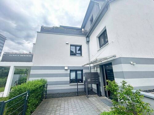 Geschützter Eingangsbereich mit Vordach - 2 Zimmer Etagenwohnung zur Miete in Nürnberg / Eibach