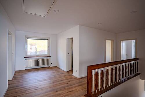 Flur - Einfamilienhaus mit 204,20 m&sup2; in Stadtoldendorf zum Kaufen