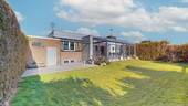 Rückansicht mit Zugang zur Garage, Wintergarten und Gartenansicht - Kaufgrundstück! - 
