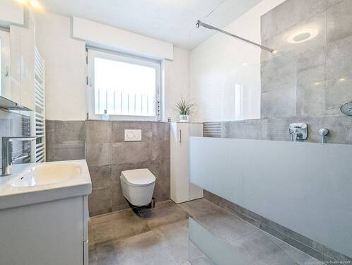 Modernes Tageslichtbad mit bodengleicher XL-Dusche - 
