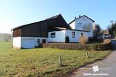 Hofansicht - BERK Immobilien - Ländliches Anwesen mit Scheune, Garagen und viel Potenzial in Schippach