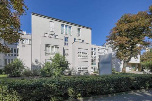 Straßenansicht - Wohnjuwel im Herzen von Karlsruhe! Schöne Wohnung zum Träumen mit zwei TG-Stellplätzen.