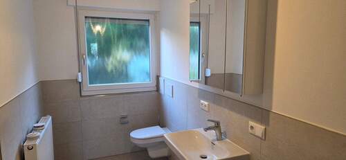 Badezimmer.jpg - Einfamilienhaus mit 160,00 m&sup2; in Rottenburg a. d. Laaber zur Miete
