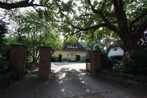 1. Eine Rarität! Titelbild - Ein Juwel: Traumhaftes Reetdach-Ensemble mit 3 Wohneinheiten auf parkähnlichem Grundstück direkt vis-á-vis dem Ossenmoorpark!