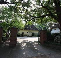 Ein Juwel: Traumhaftes Reetdach-Ensemble mit 3 Wohneinheiten auf parkähnlichem Grundstück direkt vis-á-vis dem Ossenmoorpark! - Norderstedt Harksheide