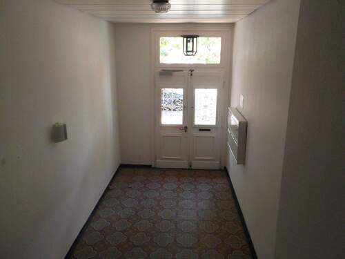 Hauseingang-Treppenhaus - 