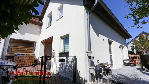 Hausansicht vorn - Charmantes Reihenendhaus in Prohn – Familienfreundlich, modernisiert & bezugsbereit