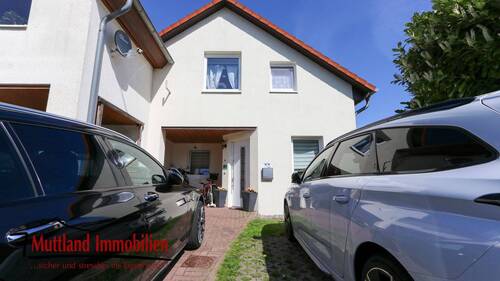 Hausansicht vorn mit Stellplätzen - 4 Zimmer Mehrfamilienhaus, Wohnhaus zum Kaufen in Prohn