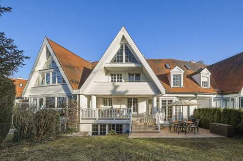 Titelbild - Familientraum am Isarhochufer - elegantes Haus im Tudor-Stil in bester Lage von Grünwald!