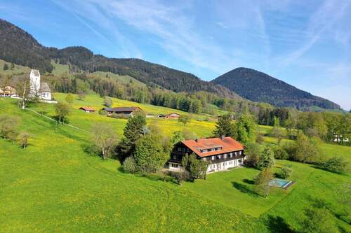 Ein Anwesen mit Charakter. Wohnen mit Weitblick. - Erhaben über dem Tal. Anwesen mit atemberaubendem Panorama.