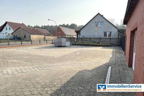 Hof mit Parkplätzen - 