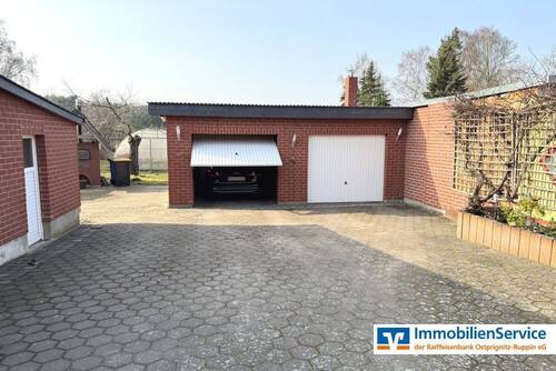 Hof mit Doppelgarage - 